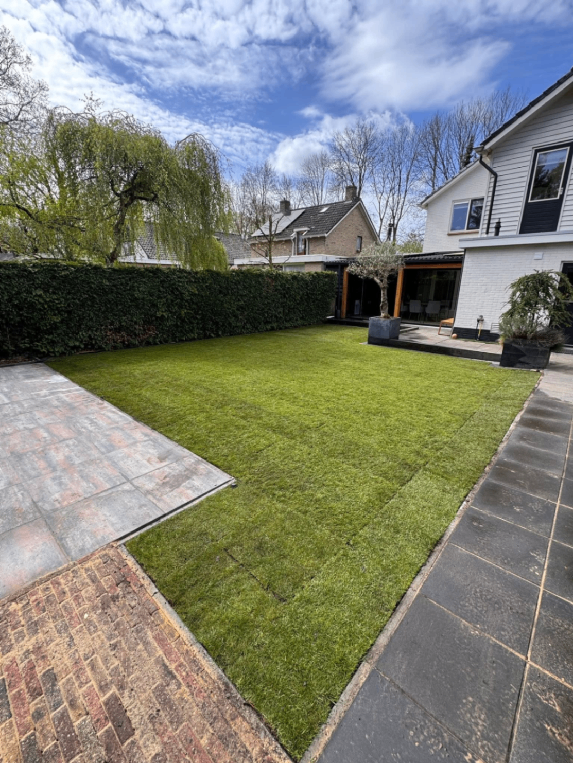 Straatwerk bij een woning in Oud-Bergentheim